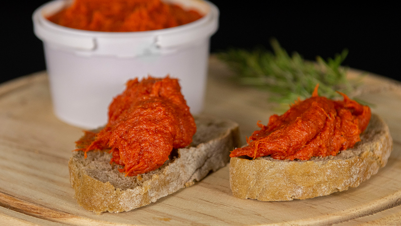 Sobrasada sobre pan en una tabla