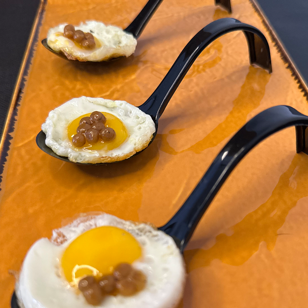 huevo de codorniz con perlas de morcilla
