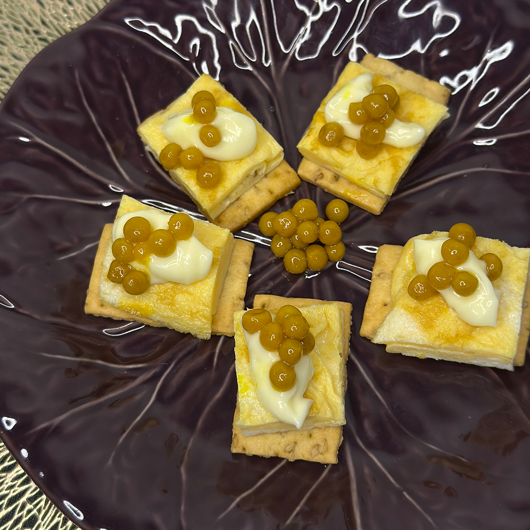 ostas de tortilla con alioli y perlas de pincho