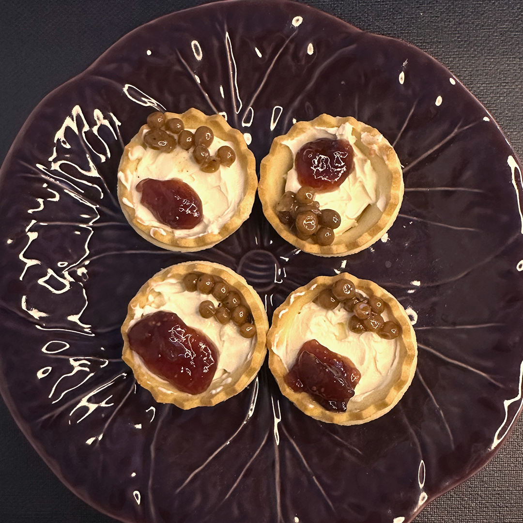queso-cremoso-con-mermelada-y-perlas-de-morcilla