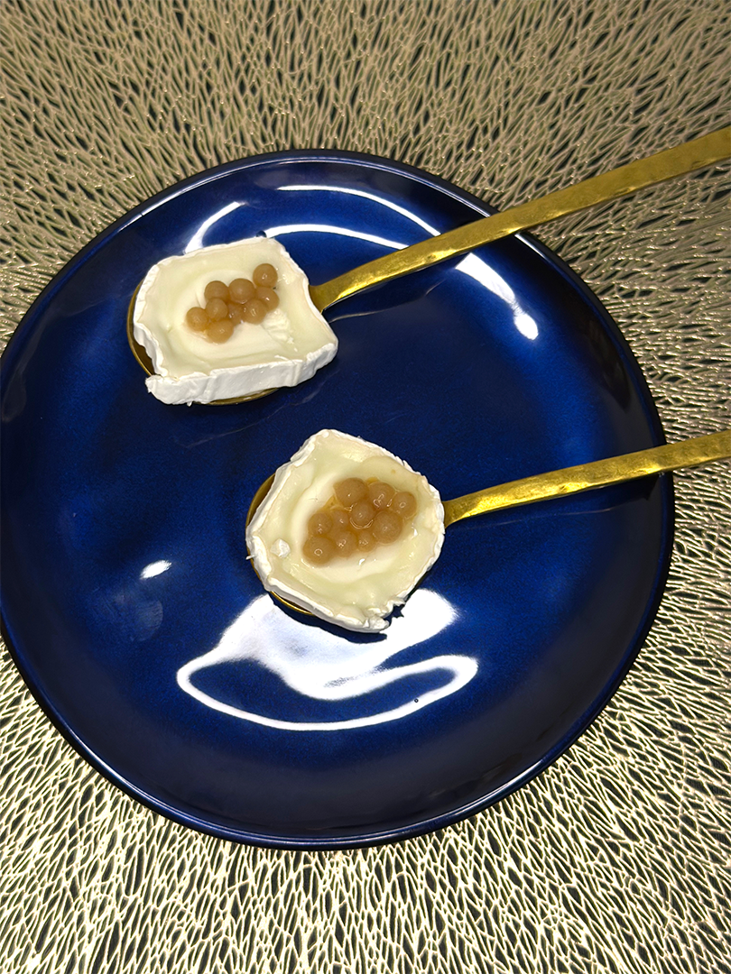 queso-de-cabra-con-perlas-de-jamón