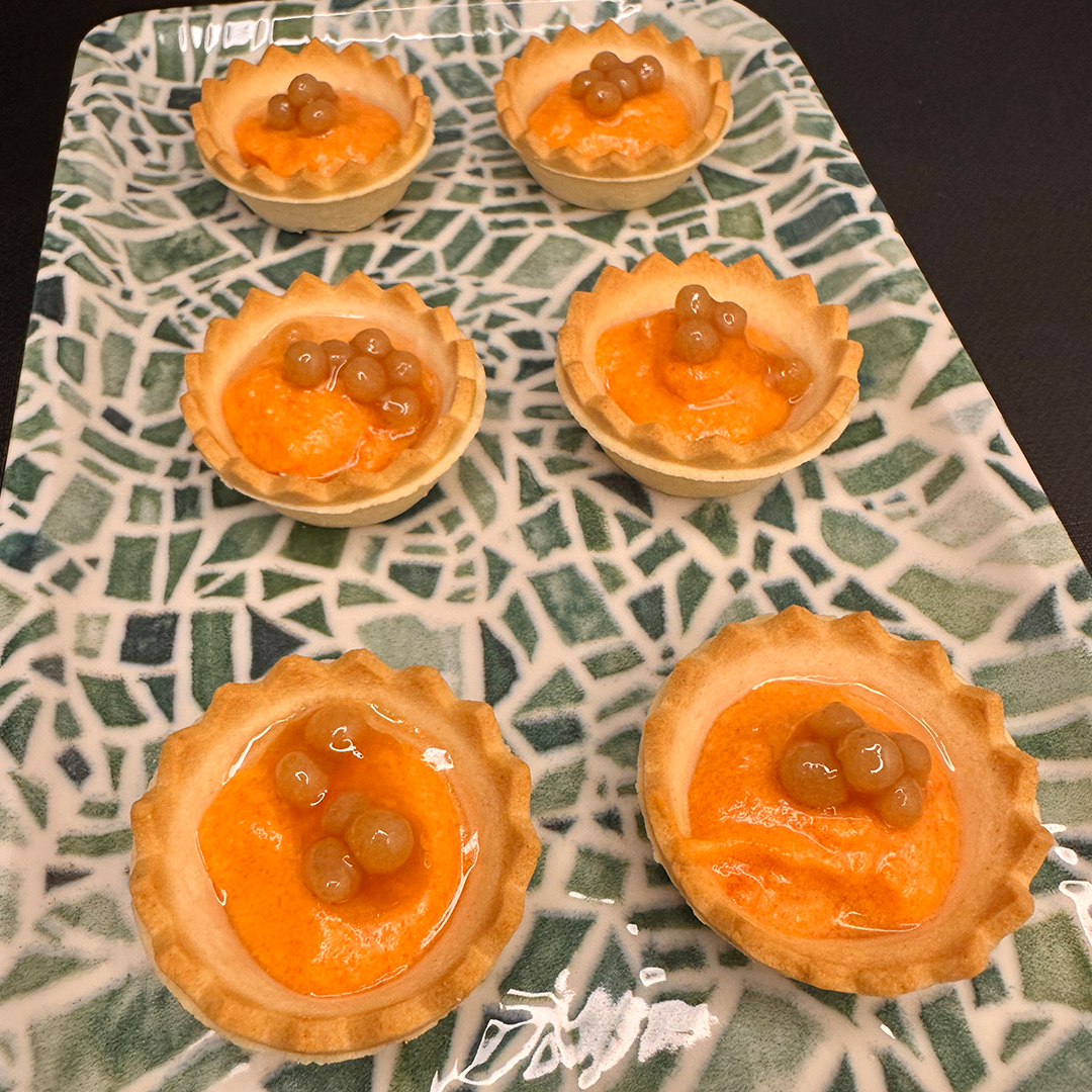 tartaletas de salmorejo con perlas de jamón